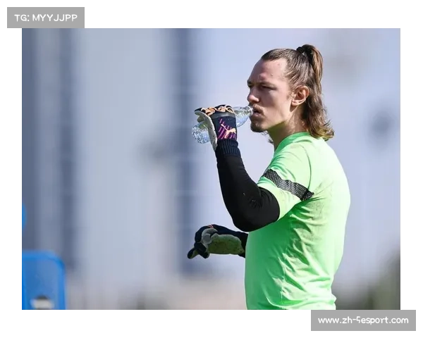 球迷闯入洲际杯赛场拥抱萨福诺夫，保安迅速带离